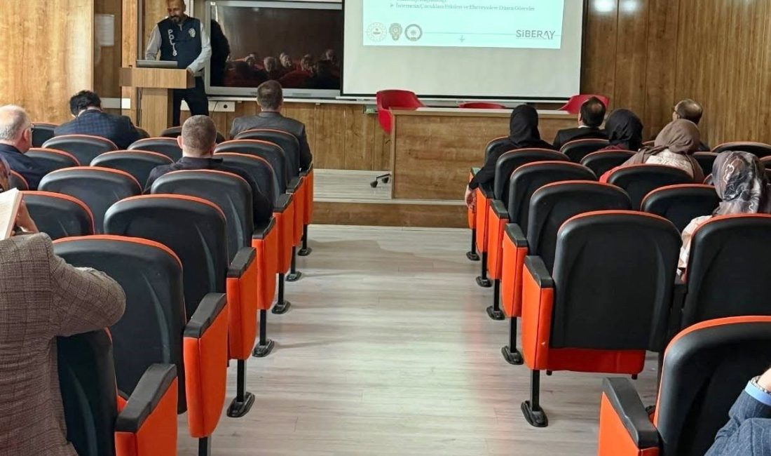 Kütahya’nın Emet ilçesinde okul yöneticileri ve öğretmenlere yönelik düzenlenen eğitimde,