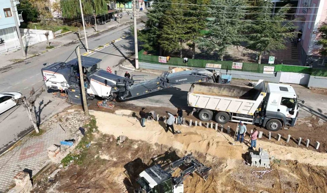 Afyonkarahisar’ın Bolvadin ilçesinde, uzun yıllardır yenilenmeyi bekleyen Ertuğrul Gazi Caddesi’nde