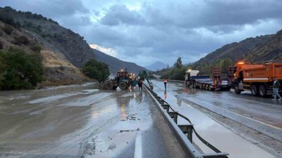 Erzincan’da sağanak yağışın ardından heyelan nedeniyle çift yönlü ulaşıma kapatılan