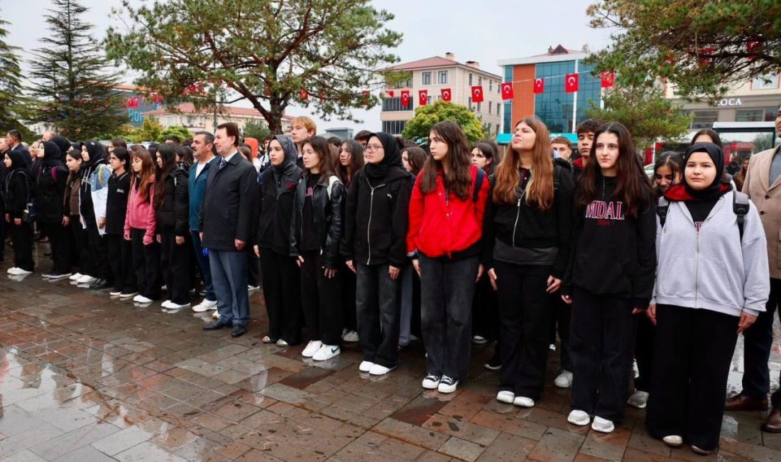 Erzincan’da 29 Ekim Cumhuriyet Bayramı kutlamaları kapsamında çelenk sunma töreni
