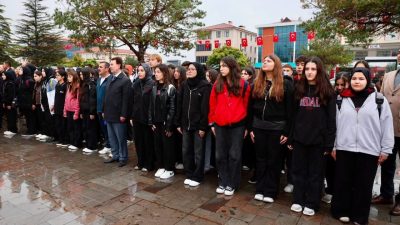 Erzincan’da 29 Ekim Cumhuriyet Bayramı kutlamaları kapsamında çelenk sunma töreni