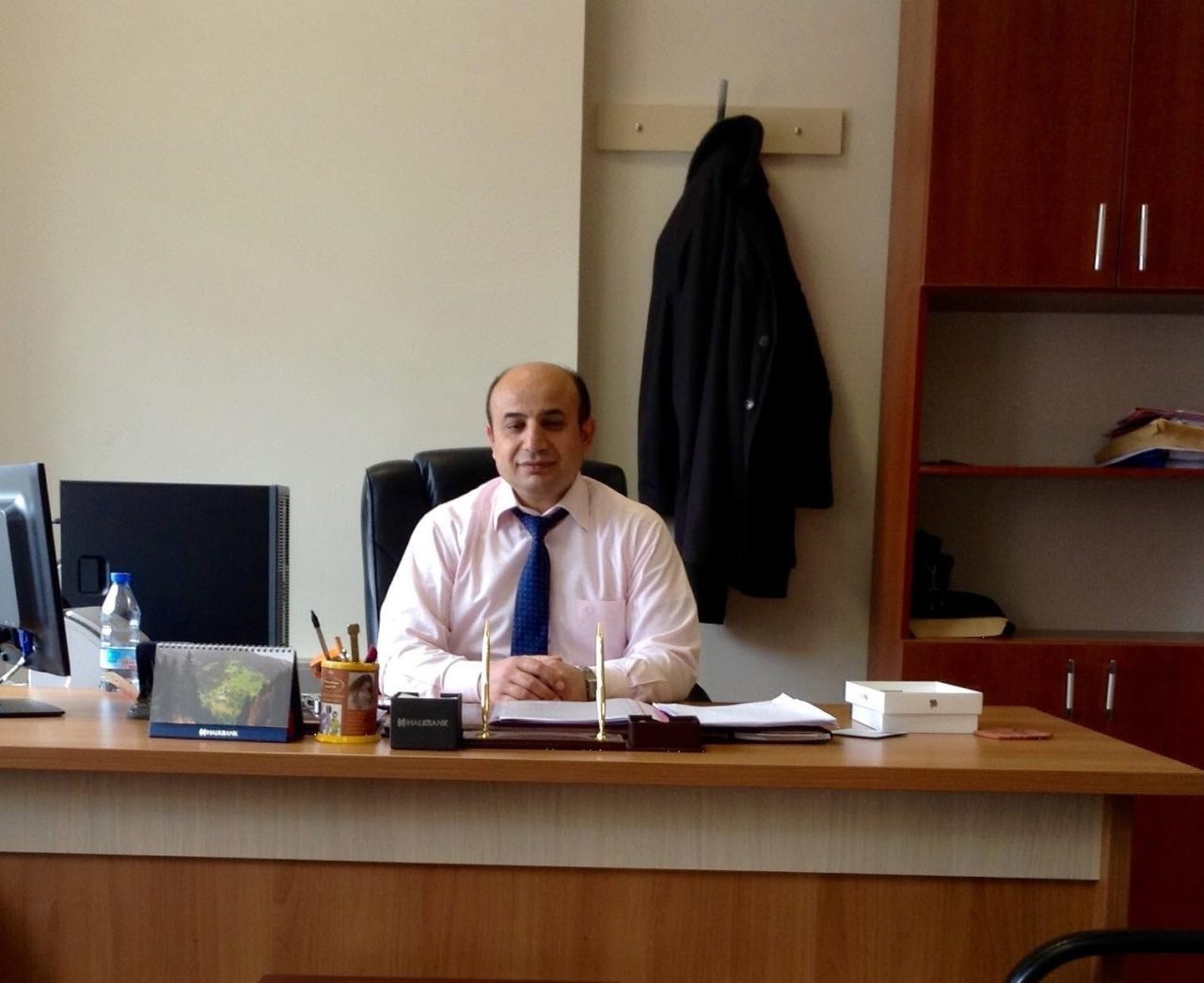 Erzincan’da evinin çatısından düşen adliye personeli Nurullah Taşdemir, kaldırıldığı hastanede
