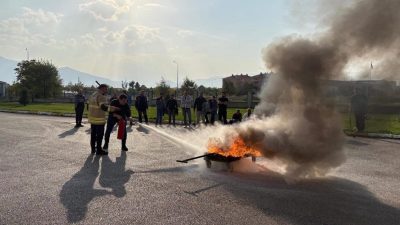 Erzincan Belediyesi İtfaiye Müdürlüğü tarafından Devlet Demiryolları personeline yönelik yangın