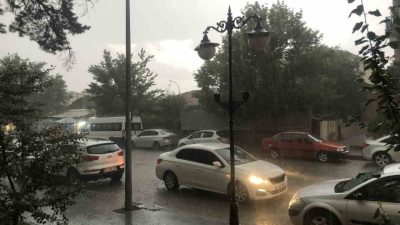 Erzincan’da etkili olan fındık büyüklüğündeki dolu, kent merkezinde vatandaşlara zor
