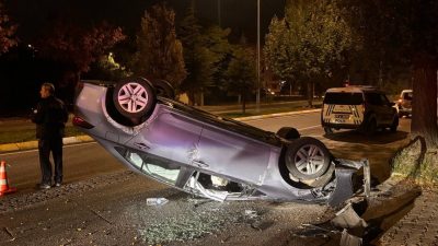 Erzincan’da hafif ticari araç ile otomobilin çarpışması sonucu meydana gelen