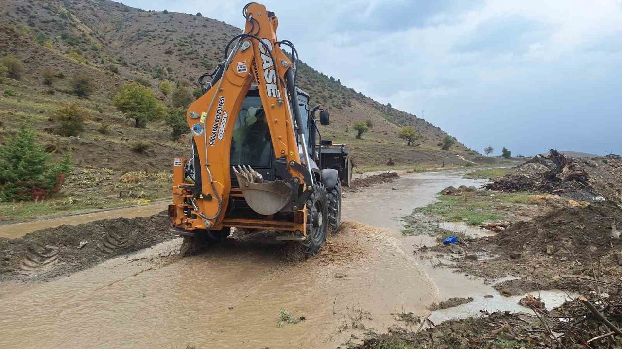 Erzincan’da etkili olan sağanak yağış nedeniyle Çağlayan beldesinde su baskınları