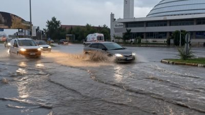 Erzincan’da akşam saatlerinde etkisini artıran sağanak yağış, günlük yaşamı olumsuz