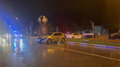 Erzincan’da etkili olan sağanak yağışın ardından iki otomobilin çarpışması sonucu