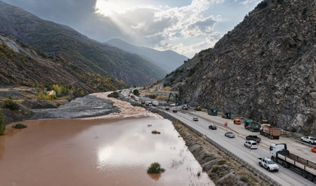 Erzincan’da etkili olan sağanak yağışın ardından Sansa Deresi mevkisinde meydana