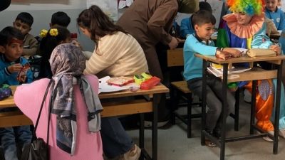 Erzincan’da üniversiteli gönüllüler, köy okulunda eğitim gören çocuklar için düzenledikleri