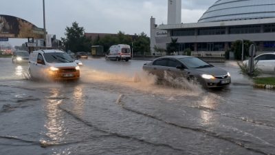 Erzincan’da etkili olan yağışın ardından gece saatlerinde peş peşe çakan