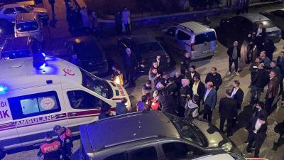 Erzurum’da bir düğün salonunda çıkan bıçaklı kavgada 3 kişi yaralandı.