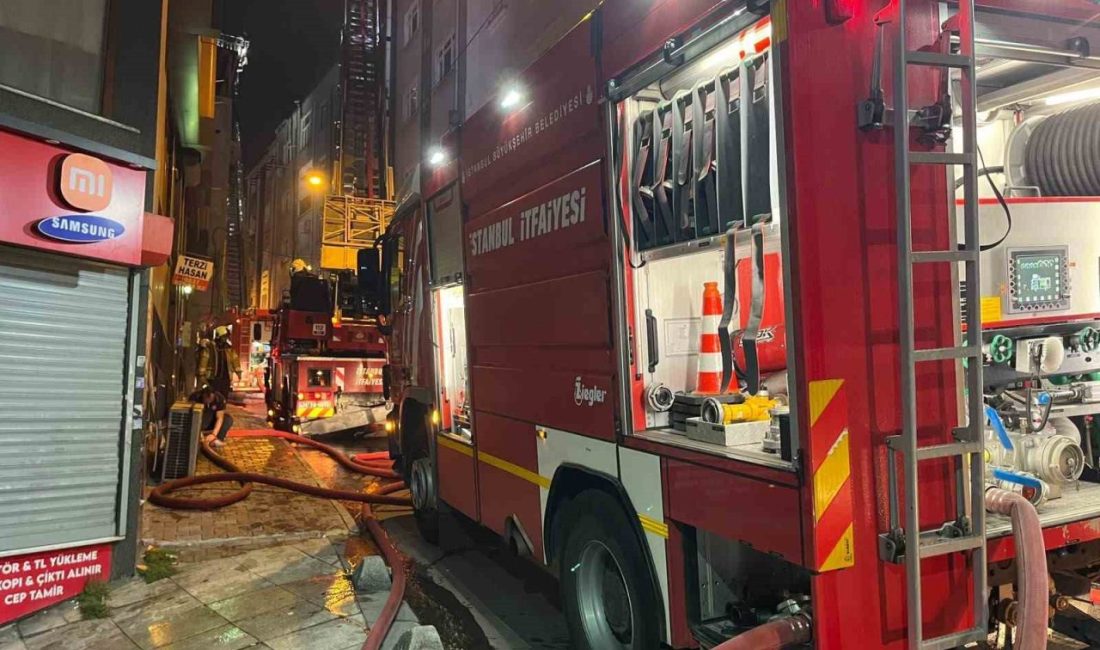 İstanbul Esenler’de 5 katlı binanın çatısı bilinmeyen bir nedenle alev