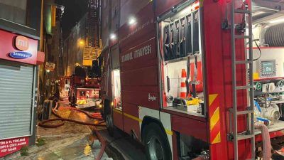 İstanbul Esenler’de 5 katlı binanın çatısı bilinmeyen bir nedenle alev