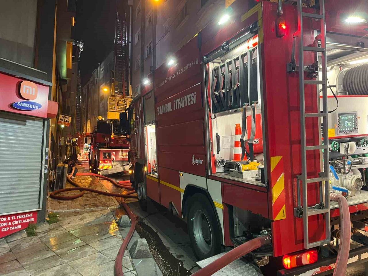 İstanbul Esenler’de 5 katlı binanın çatısı bilinmeyen bir nedenle alev
