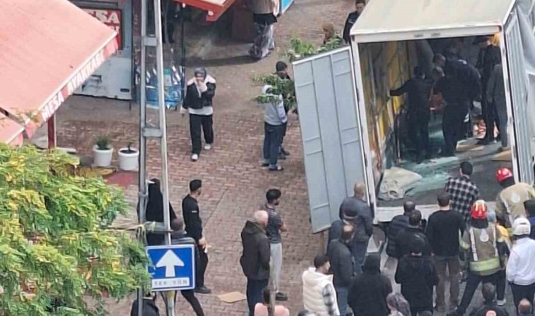 İstanbul Esenyurt’ta yük indirmeye gelen kamyonetin içerisinde bulunan iki işçinin