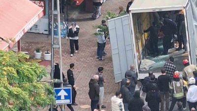 İstanbul Esenyurt’ta yük indirmeye gelen kamyonetin içerisinde bulunan iki işçinin