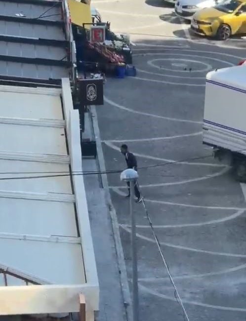 İstanbul’un Esenyurt ilçesinde bir şahıs, tartıştığı kuyumcuya silahlı saldırı düzenlendi.