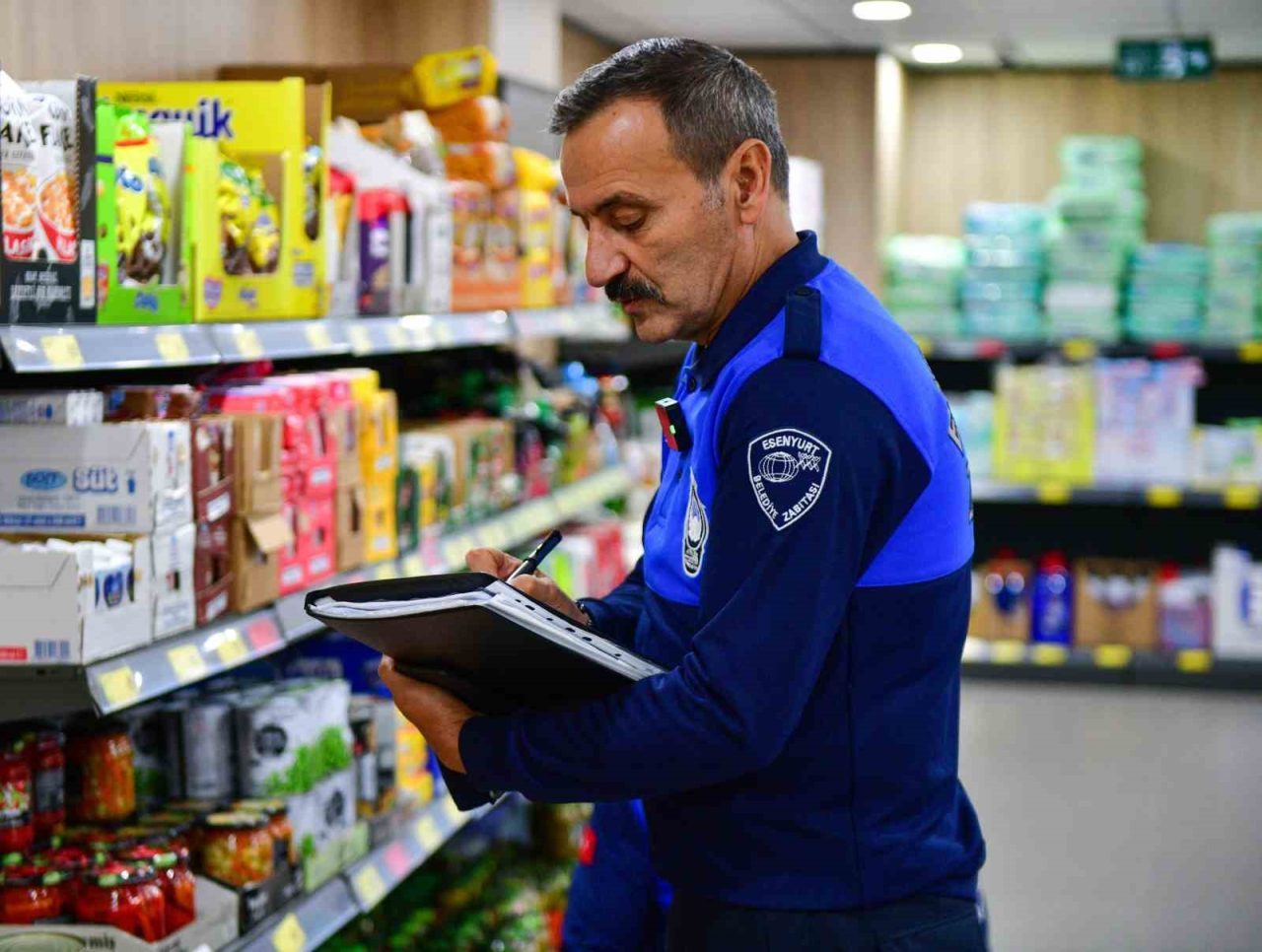 Esenyurt Belediyesi zabıta ekipleri, ilçe genelindeki marketlerde etiket fiyatları, son