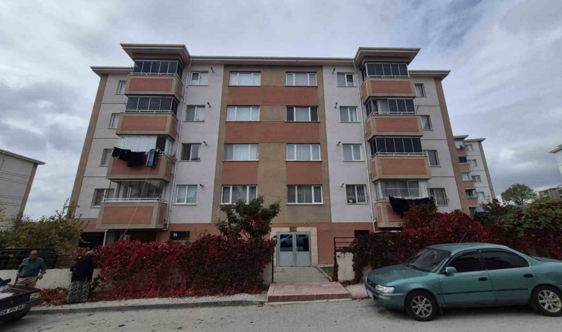 Eskişehir’de 4 katlı apartmanın ikinci katından düşerek yaralanan 2 yaşındaki