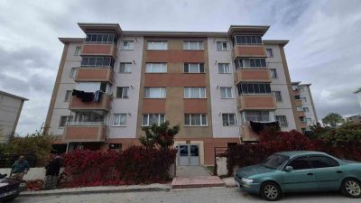 Eskişehir’de 4 katlı apartmanın ikinci katından düşerek yaralanan 2 yaşındaki