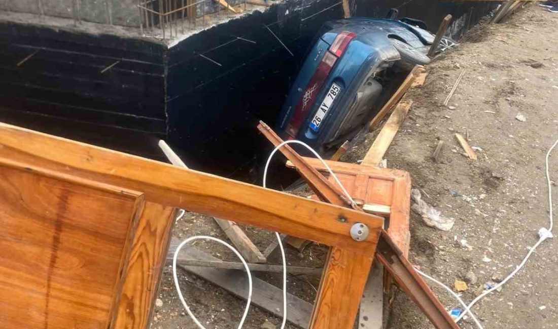 Eskişehir’in Odunpazarı ilçesinde yağış nedeniyle kayganlaşan yolda kontrolden çıkan otomobil,