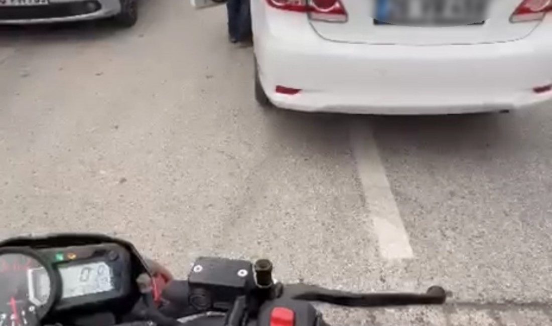Eskişehir’de trafikte yaşanan bir anlaşmazlıkta, kendisinin emekli polis olduğunu iddia