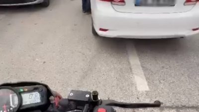 Eskişehir’de trafikte yaşanan bir anlaşmazlıkta, kendisinin emekli polis olduğunu iddia