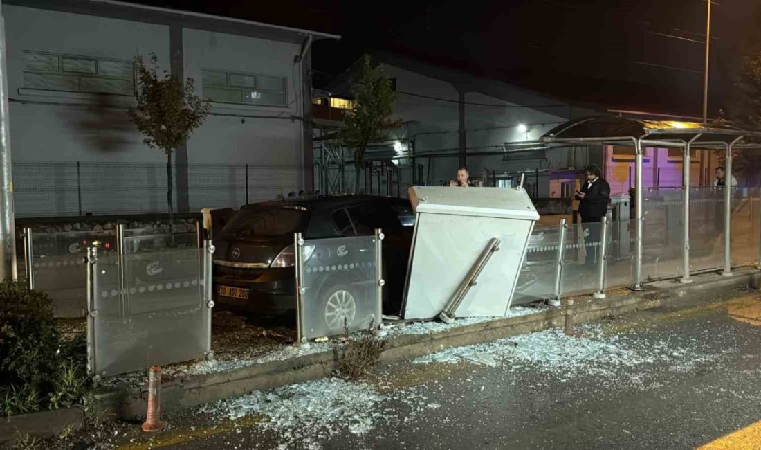 Eskişehir’de sürücüsünün direksiyon hakimiyetini kaybetmesi sonucu tramvay durağına giren otomobilde