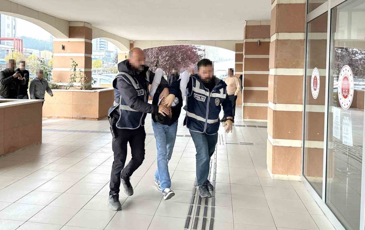 Kastamonu’da tüfekle rastgele ateş açarak 5 kişiyi yaralayan şüpheli tutuklandı.