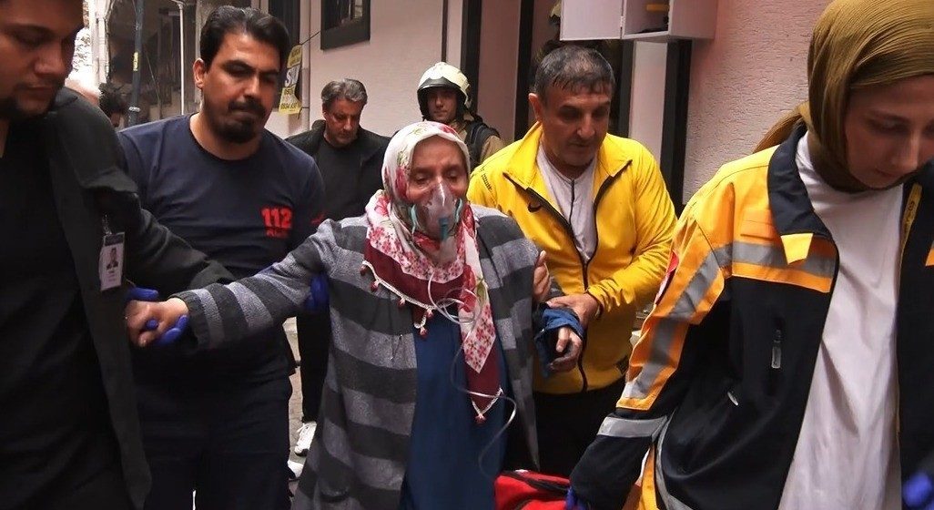 İstanbul Zeytinburnu’nda 6 katlı binada elektrikli sobanın devrilmesi sonucu çıkan