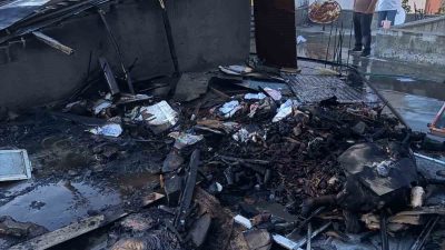 Adıyaman’ın Kahta ilçesinde 3 katlı bir evin çatısında çıkan yangın