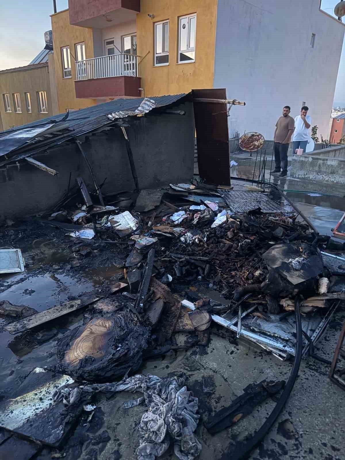 Adıyaman’ın Kahta ilçesinde 3 katlı bir evin çatısında çıkan yangın