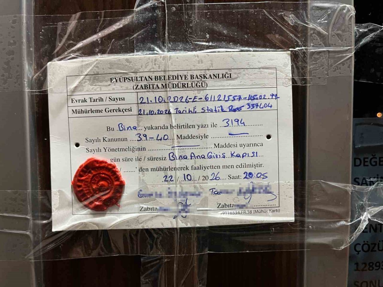 İstanbul Eyüpsultan’da 5 katlı binanın kolonlarından ses gelmesi üzerine vatandaşlar