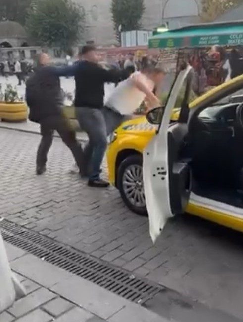 İstanbul’un Fatih ilçesinde iki taksi şoförü arasında iddiaya göre yolcu