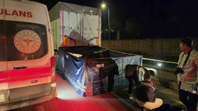 Balıkesir’in Bandırma ilçesinde tırın dorsesine çarpan motosikletin sürücüsü hayatını kaybetti.