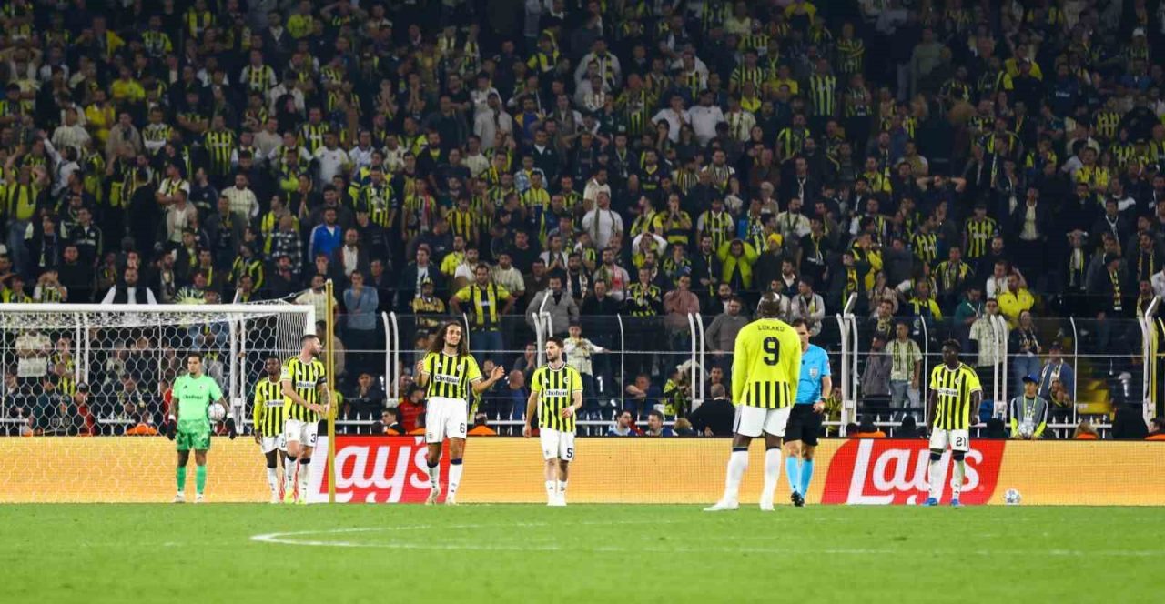 UEFA Şampiyonlar Ligi’nde Slavia Prag’ı konuk eden Fenerbahçe, iki farkla