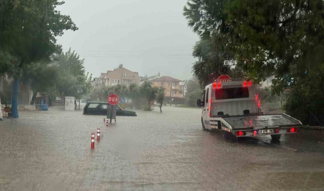 Muğla’nın Fethiye ilçesinde etkili olan şiddetli sağanak yağış nedeniyle yollar