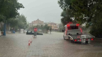 Muğla’nın Fethiye ilçesinde etkili olan şiddetli sağanak yağış nedeniyle yollar