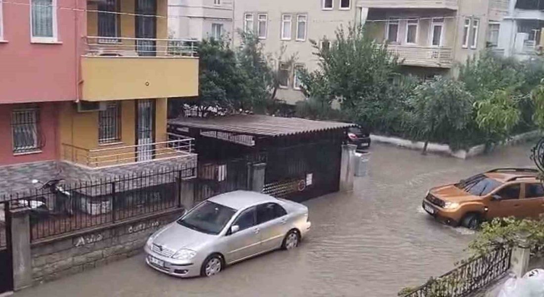 Muğla’nın Fethiye ilçesinde etkili olan sağanak yağış nedeniyle bazı mahallelerde