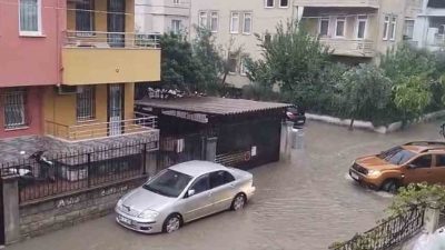 Muğla’nın Fethiye ilçesinde etkili olan sağanak yağış nedeniyle bazı mahallelerde