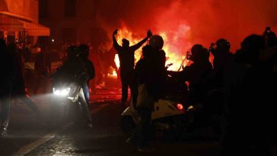 Fransa genelinde dün Sarı Yeleklilerin öncülük ettiği protestolarda yaşanan şiddet