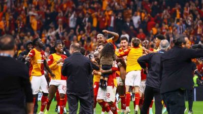 Galatasaraylı futbolcular, Fenerbahçe derbisi galibiyetini taraftarıyla birlikte kutladı. Trendyol Süper