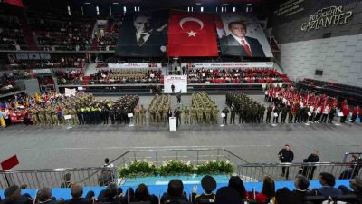 Gaziantep’te Cumhuriyetin 103’üncü yılı coşkuyla kutlandı. Kamil Ocak Spor Salonu’nda