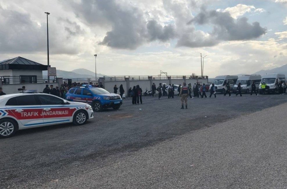 Gaziantep’te jandarma ekiplerince 540 okul ve çevrelerinde yapılan huzur-güven-asayiş uygulamasında