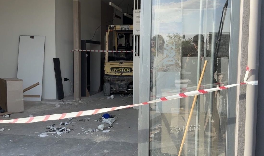 Gaziantep’te yapı malzemeleri satılan bir iş yerinde devrilen mermer bloğun