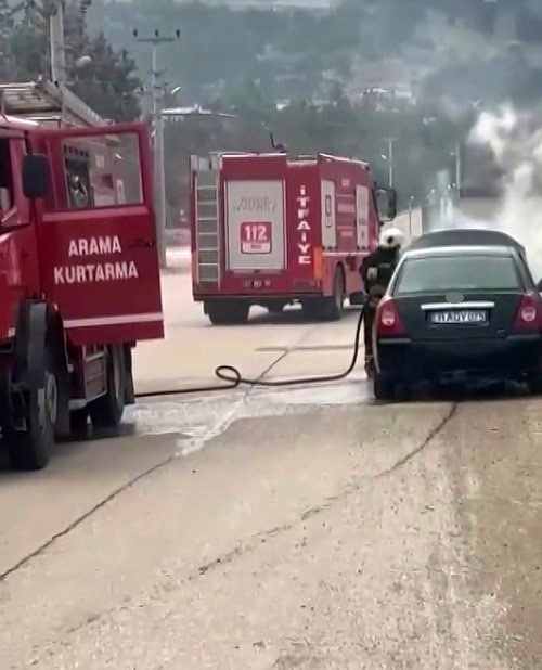 Gaziantep’in Nurdağı ilçesinde seyir halindeki otomobilde çıkan yangın itfaiye ekiplerince