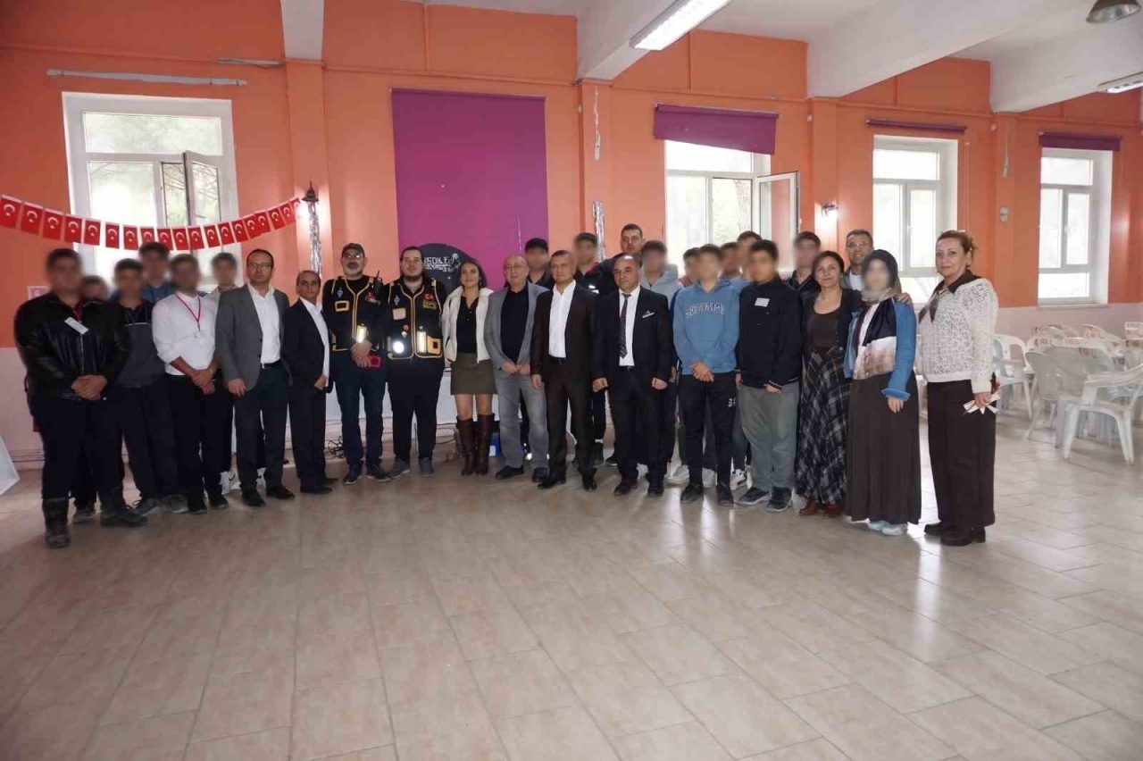 İzmir’in Bergama ilçesinde, öğrencileri teknolojinin esiri olan pasif birer tüketici