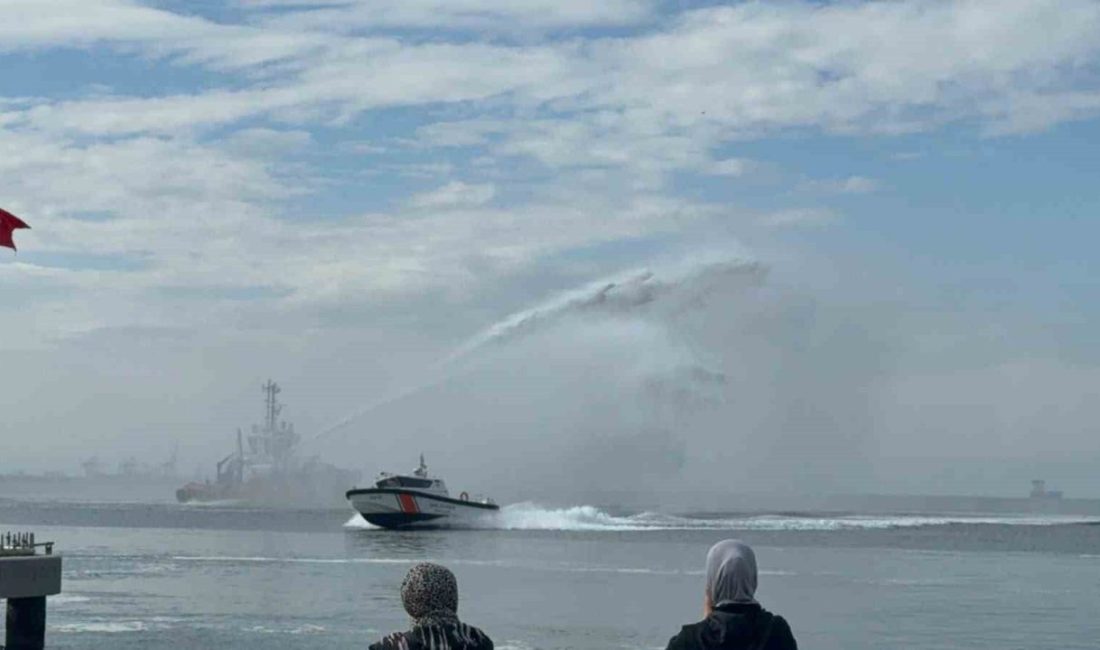 Bursa’nın Gemlik ilçesinde 29 Ekim Cumhuriyet Bayramı kutlamaları kapsamında, çelenk