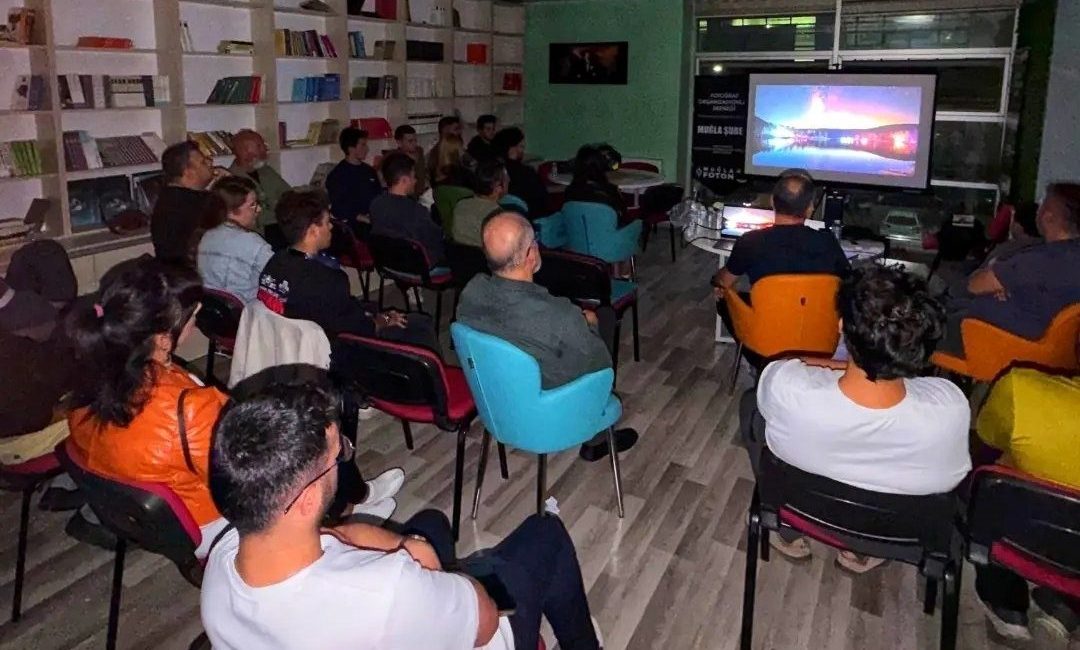 Muğla’da gönüllü gençlere yönelik düzenlenen fotoğrafçılık eğitimleri aralıksız devam ediyor.